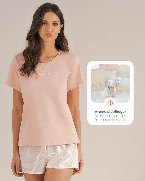 Pijama Mujer en Satín Palo Rosa 21115 + Agua de Linos Distrihogar + Empaque de Regalo